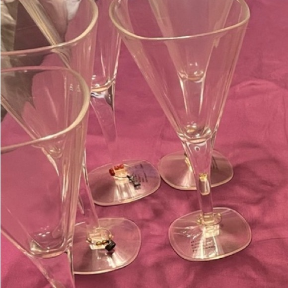 5 Clear Plastic Wine Glasses - Picture 1 of 2